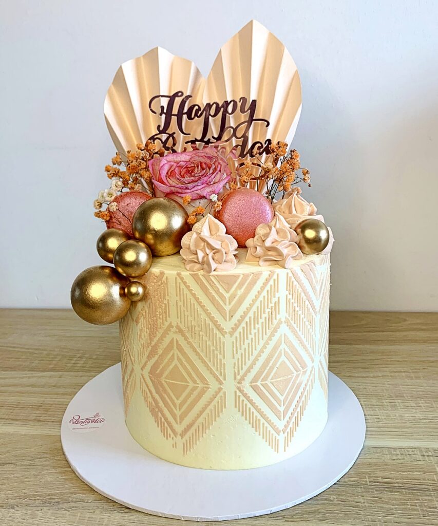 sierlijke-verjaardagstaart-gouden-ballen